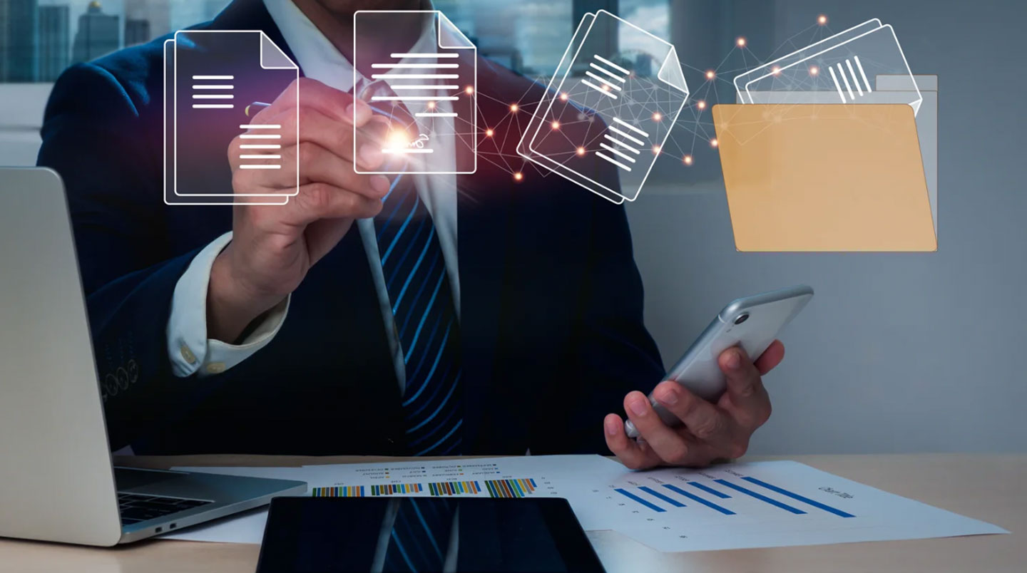 Espace de travail organisé montrant un système d'archivage hybride pour les preuves de résiliation électronique et papier